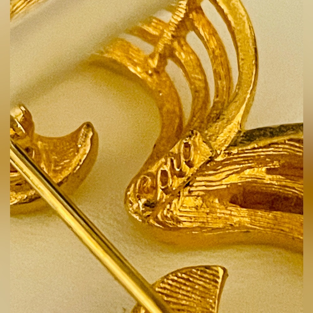 Vintage Signed Coro Gold Open Swirl Brooch - Picture 3 of 10
